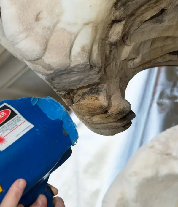 Laser rettet mot en steinflate som renses